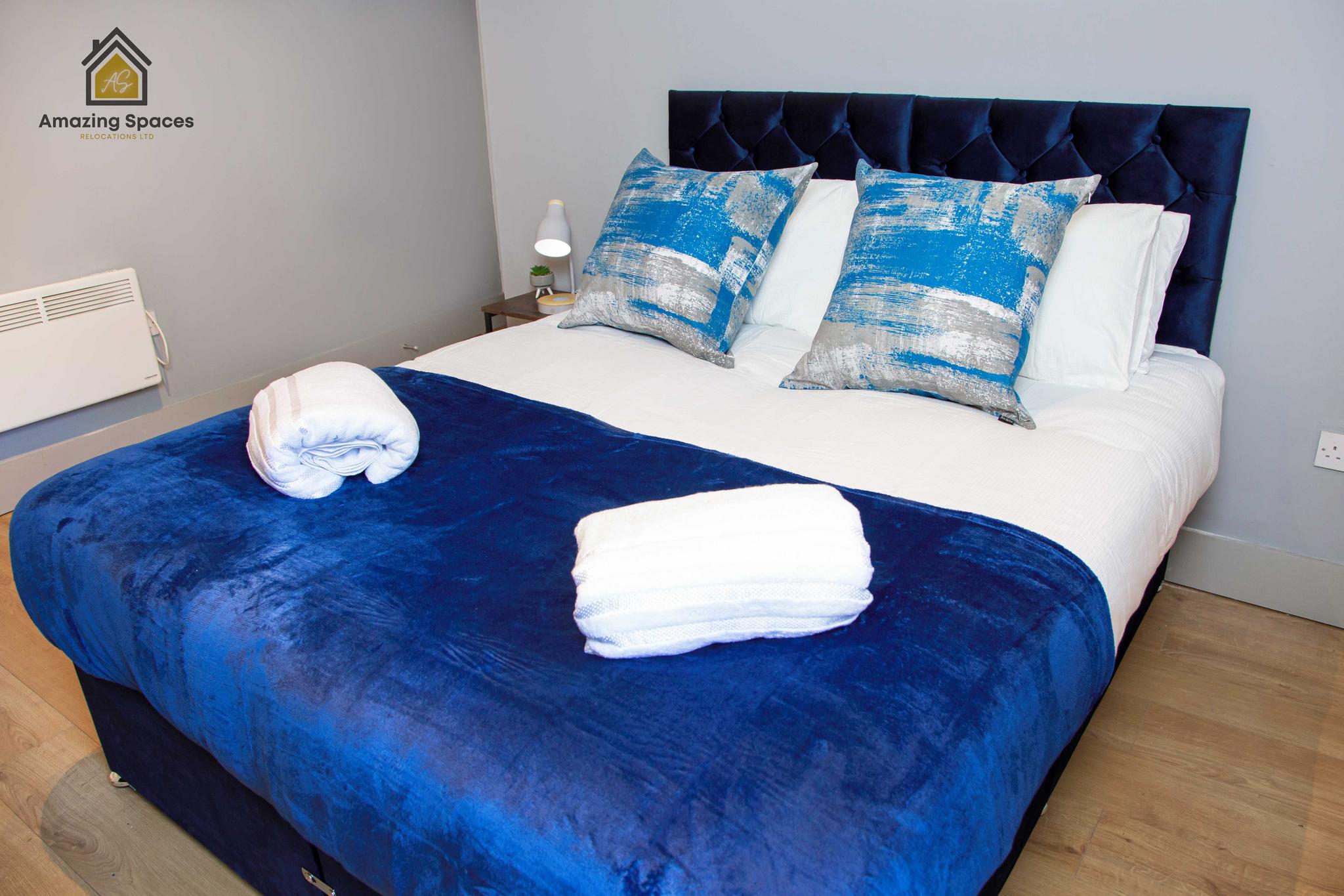 City Centre 2 Bed Flat Sleeps 3 for Work and Leisure with Private Parking & Free Wifi by Amazing Spaces Relocations Ltd