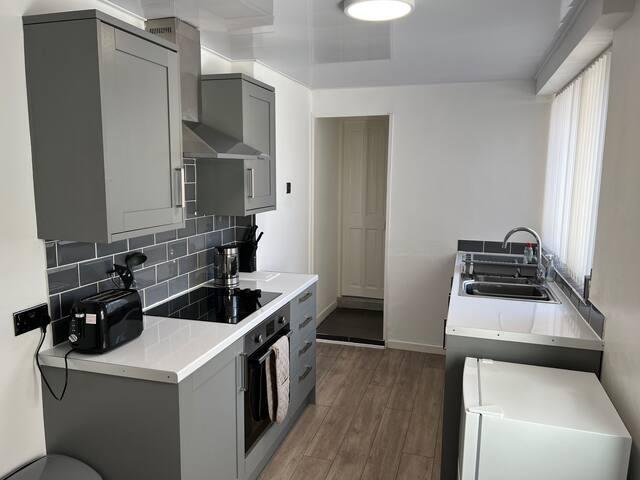 SPACIOUS 3 BED TERRACE HOUSE WITH PARKING & FREE WIFI6